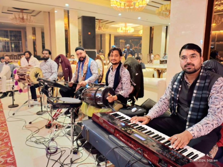 Live bhajan mandali performing at Best Jagran Party in Ghaziabad by Mishra Sankirtan Mandal, featuring dholak, tabla & harmonium.
