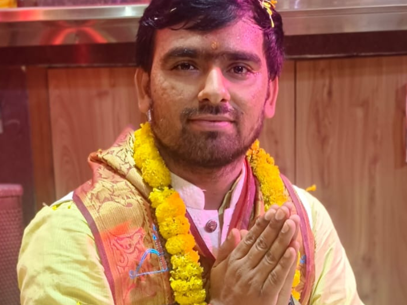 Atul Mishra ji of Mishra Sankirtan Mandal offering prayers during Best Jagran Party in Ghaziabad and Sunderkand Path in Delhi events.