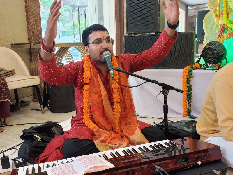 Vikash Mishra Ji, owner of Mishra Sankirtan Mandal, performing live bhajan at Best Jagran Party event in Ghaziabad with harmonium and devotion.